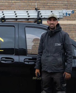 Alexander Liebregts bij zijn bedrijfsbus, Platdak Specialist Zuid