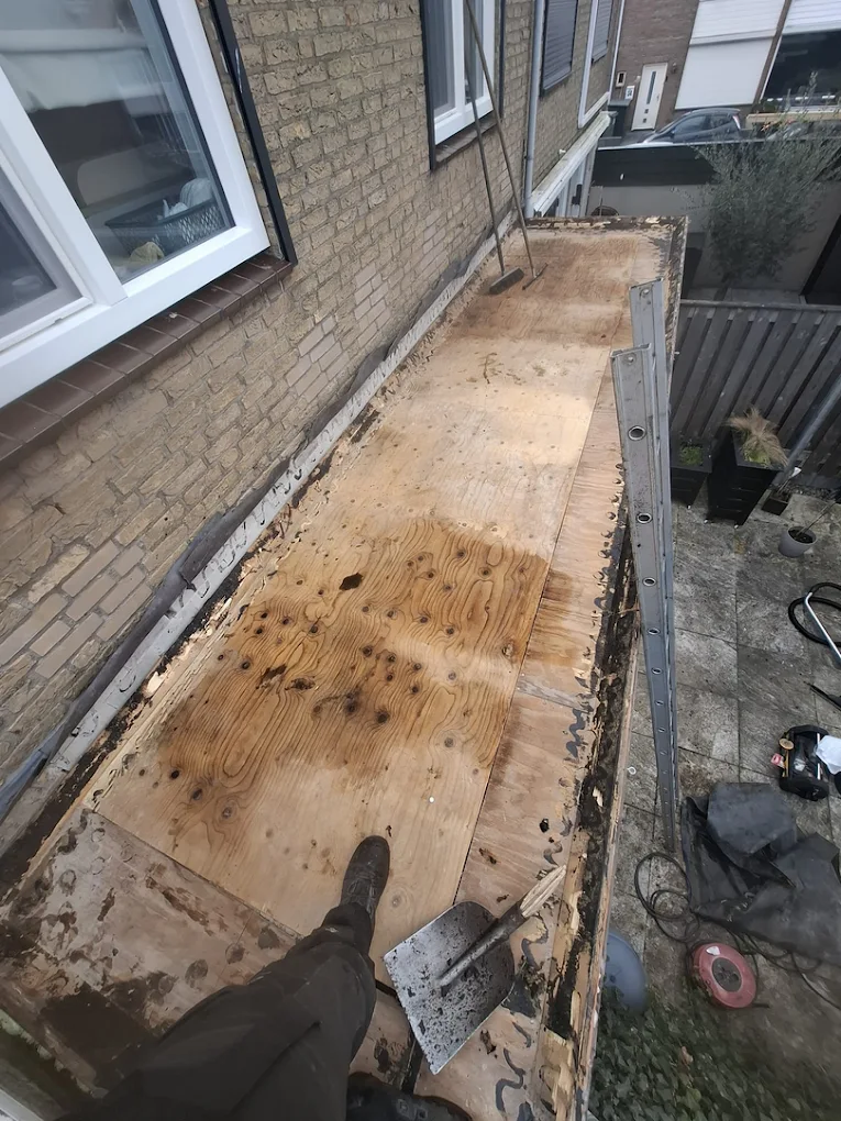 Noodservice platdak lekkage spoedklus