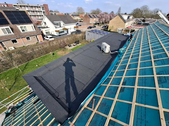 Vakkundig afgewerkt bitumen platdak dat lekvrij blijft door onderhoud