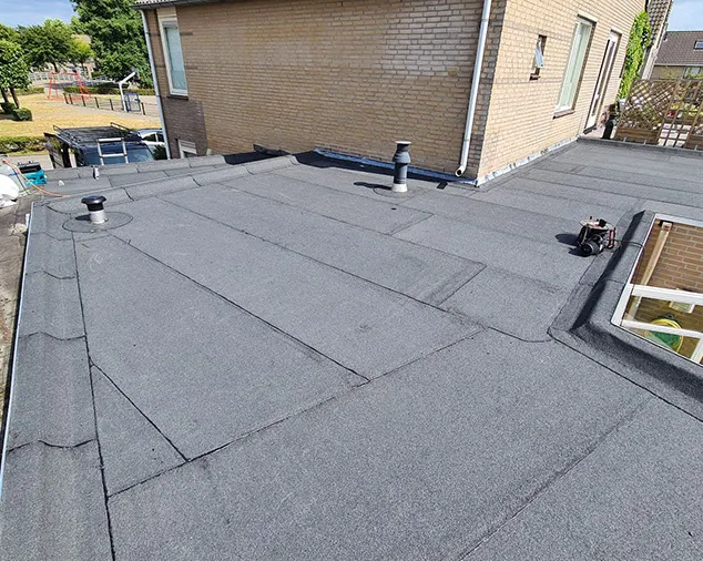Nieuw aangelegd bitumen platdak dat decennia meegaat