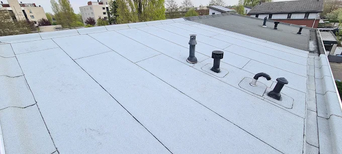Witte bitumen dakbedekking aangebracht op platdak